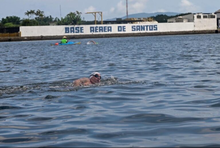 Ilhabela Brilha na Travessia 14 Bis: Nadadores em Grande Con...