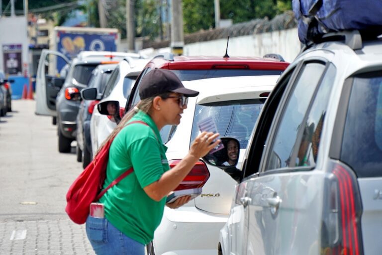 Ilhabela: Ação Educativa sobre Descarte de Resíduos na Trave...