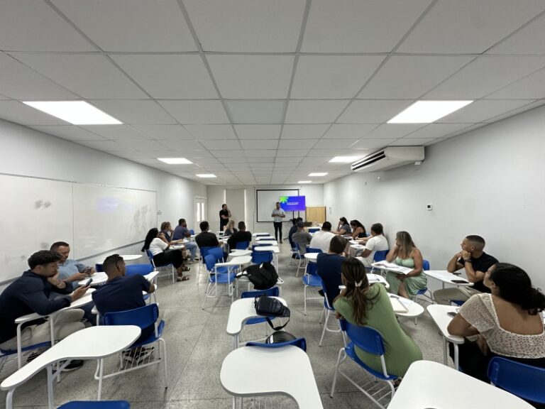 <p><strong>Ilhabela Inicia Formação Continuada para Educador...