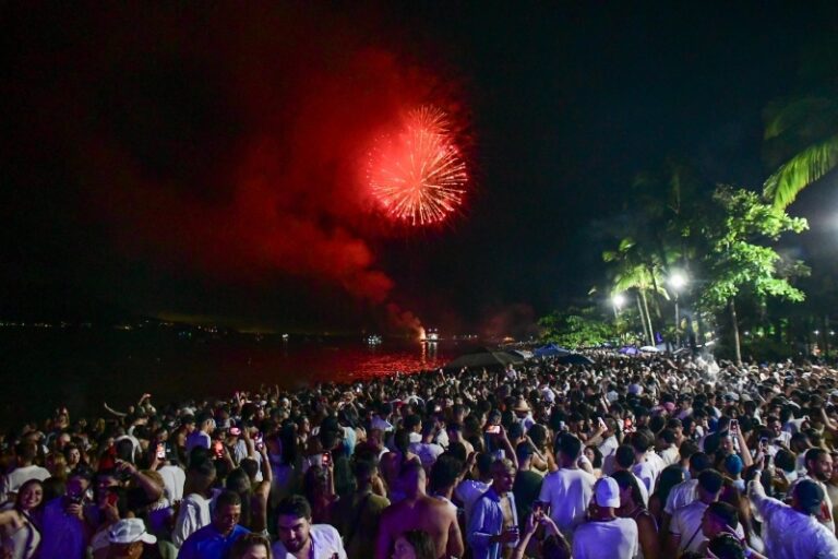 Réveillon em Ilhabela: 50 mil pessoas, queima de fogos silen...