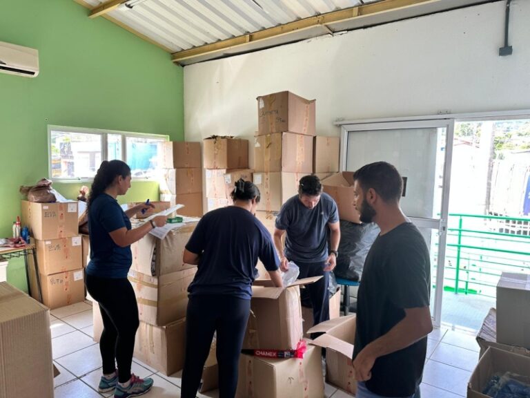 Ilhabela Distribui 120 Mil Uniformes Escolares para Alunos d...