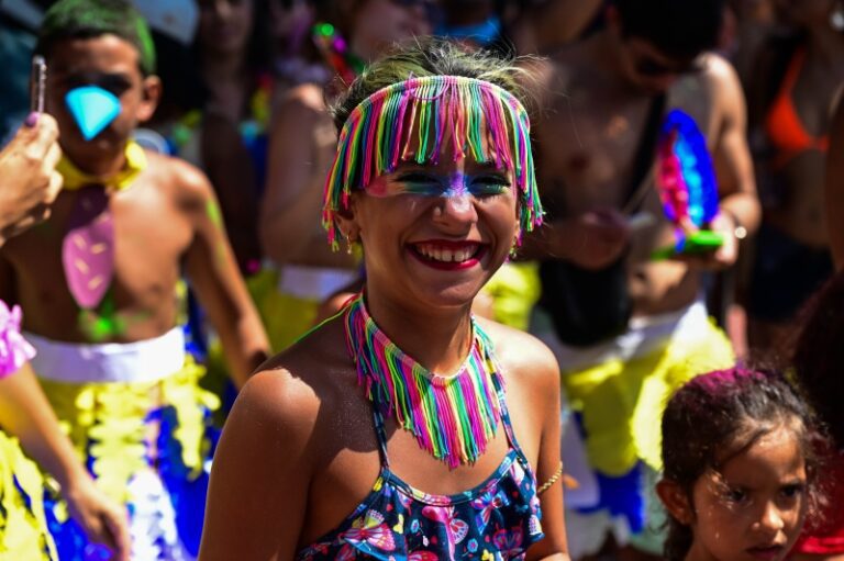 CarnaIlha em Dobro 2026: Matinês e Desfile Infantil Neste Fi...