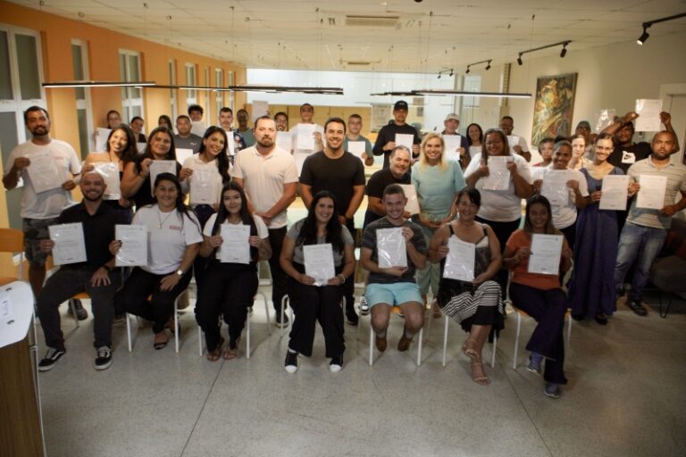 Ilhabela: 117 Alunos Certificados em Cursos Profissionalizan...