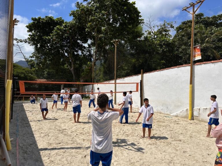 Alunos da E.C.M. Julio Cezar Cardial vivenciam esportes na A...