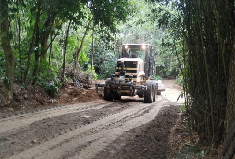Manutenção na Estrada da Cocaia em Ilhabela