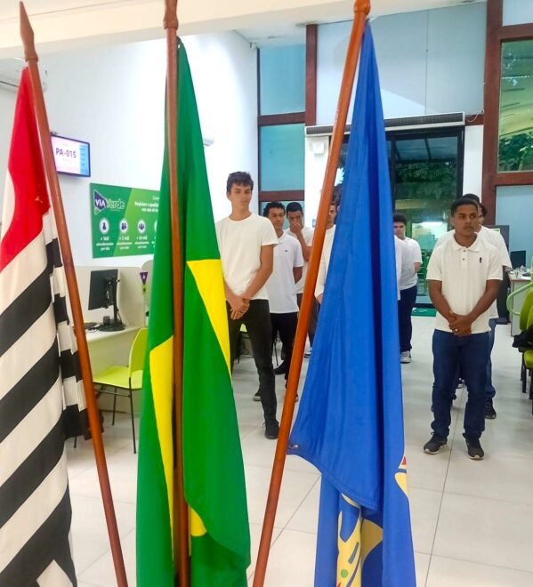 Jovens de Ilhabela Prestam Juramento à Bandeira Nacional