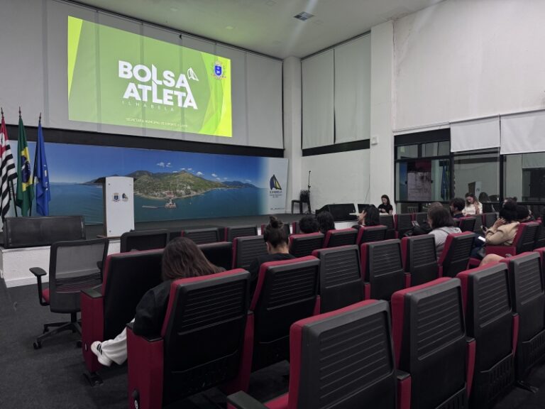 Beneficiários do Bolsa Atleta em Ilhabela Assinam Termo no P...