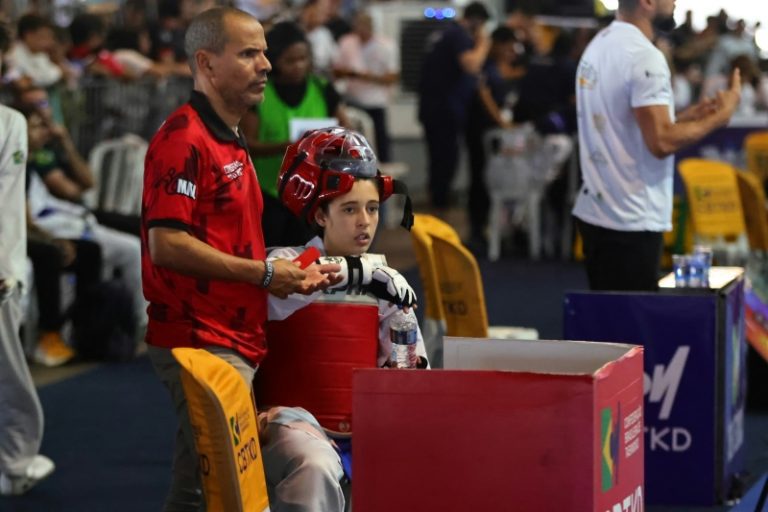 Evelyn Barros Simões: Campeã Brasileira de Taekwondo e Títul...